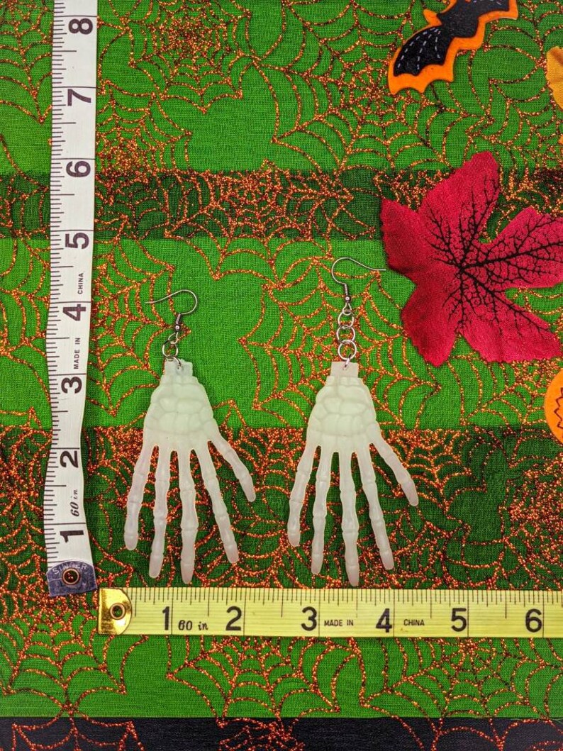 Cute /& Kitsch Halloween Glow-In-The-Dark Skeleton Hands Earrings Set