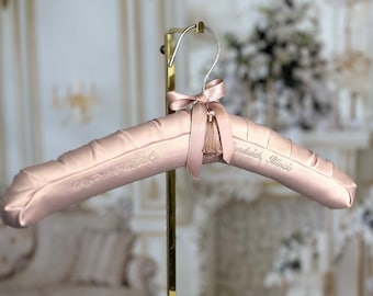 Cintre en satin rose avec broderie personnalisée, cintre de mariage avec fil coordonné, cintre de mariée bien rembourré et de la plus haute qualité