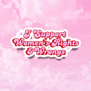 Puede incluir: Una pegatina rosa y roja con el texto "I Support Women's Rights & Wrongs" en un estilo de fuente retro. La pegatina está sobre un fondo nublado rosa y blanco.