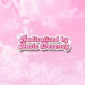 Puede incluir: Una pegatina con el texto "Radicalized by Basic Decency" en una fuente retro, con contorno rojo, sobre fondo blanco. La pegatina está sobre un fondo de cielo rosa nublado.