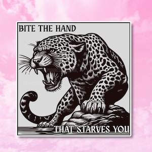 以下が含まれることがあります： 「BITE THE HAND THAT STARVES YOU」のテキストが入った、牙をむき出しにしたヒョウの白黒イラスト。ヒョウは口を開け、歯を見せており、灰色の背景に描かれています。