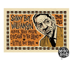 Può includere: Un poster in stile vintage con un'illustrazione in bianco e nero di Sonny Boy Williamson II, un musicista blues. Il poster ha uno sfondo giallo con testo in bianco e nero che recita "Sonny Boy Williamson", "Aleck 'Rice' Miller", "Eyesight to the Blind", e "Little Boy Blue". Il poster include anche gli anni "1908" e "1965" nell'angolo in alto a destra.