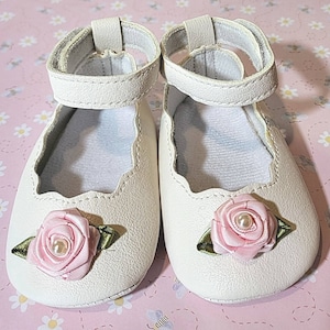 Baby girl and toddler white anklet shoes with rosebud.