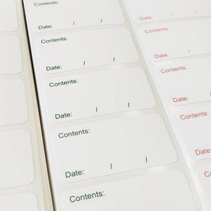 Puede incluir: Una hoja de etiquetas blancas con las palabras "Fecha:" y "Contenido:" impresas en ellas. Las etiquetas están diseñadas para organizar y etiquetar artículos.