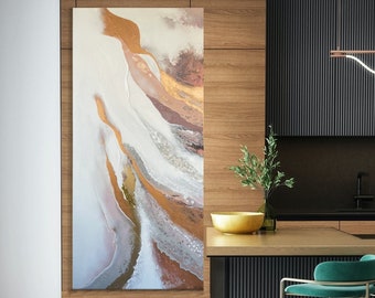 Puede incluir: Pintura abstracta con líneas fluidas en tonos de blanco, dorado y marrón. La pintura está colgada en una pared en una cocina moderna con una encimera de madera y un taburete de bar negro.