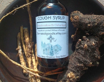 Könnte beinhalten: Eine braune Glasflasche mit einem weißen Etikett, auf dem "Cough Syrup Marshmallow & Osha Root Liqusticum porteri (Althea officinalis) Sierrasolgoods.etsy.com Taos, New Mexico 2oz/60ml" steht. Die Flasche steht auf einer braunen Oberfläche mit einem Stück getrockneter Wurzel.
