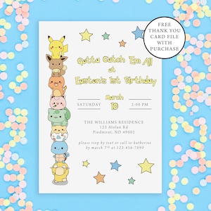 K&ouml;nnte beinhalten: Eine wei&szlig;e Einladungskarte mit blauem Hintergrund, auf der eine Reihe von Pok&eacute;mon-Charakteren abgebildet ist. Der Text lautet "Gotta Catch Em All at Easton's 1st Birthday" mit Datum und Uhrzeit f&uuml;r die Veranstaltung. Die Einladung enth&auml;lt auch die Adresse und RSVP-Informationen.