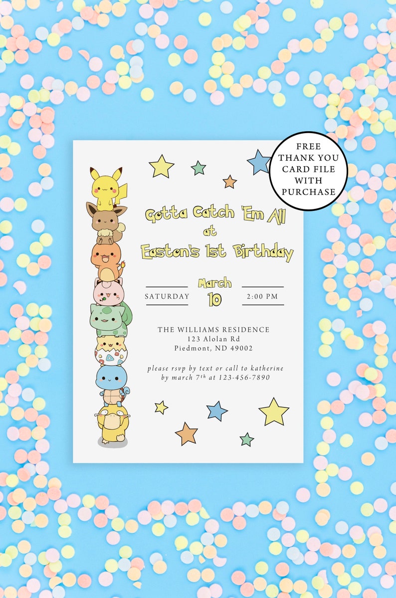 K&ouml;nnte beinhalten: Eine wei&szlig;e Einladungskarte mit blauem Hintergrund, auf der eine Reihe von Pok&eacute;mon-Charakteren abgebildet ist. Der Text lautet "Gotta Catch Em All at Easton's 1st Birthday" mit Datum und Uhrzeit f&uuml;r die Veranstaltung. Die Einladung enth&auml;lt auch die Adresse und RSVP-Informationen.