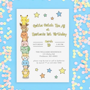 K&ouml;nnte beinhalten: Eine wei&szlig;e Einladungskarte mit einem Stapel gelber, orangefarbener und gr&uuml;ner Comicfiguren. Der Text lautet "Gotta Catch 'Em All at Easton's 1st Birthday" mit Datum und Uhrzeit f&uuml;r die Veranstaltung. Die Karte ist mit gelben Sternen verziert.
