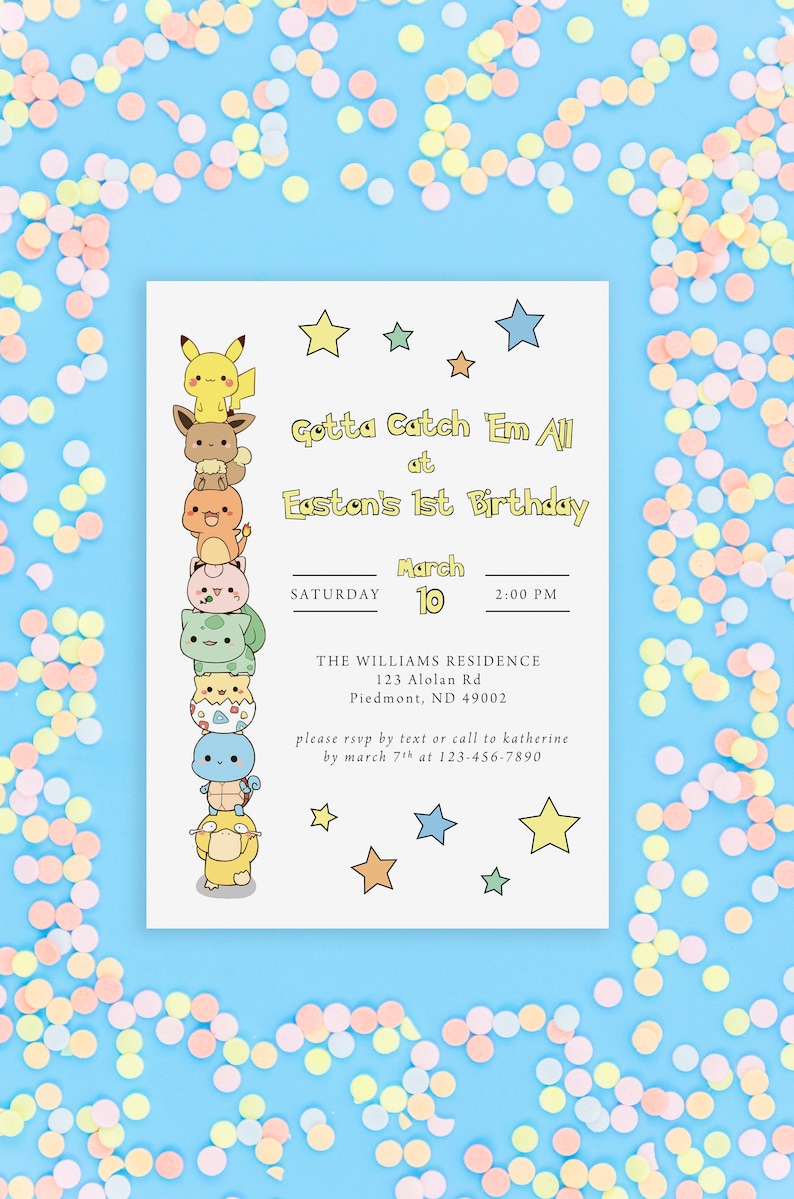 K&ouml;nnte beinhalten: Eine wei&szlig;e Einladungskarte mit einem Stapel gelber, orangefarbener und gr&uuml;ner Comicfiguren. Der Text lautet "Gotta Catch 'Em All at Easton's 1st Birthday" mit Datum und Uhrzeit f&uuml;r die Veranstaltung. Die Karte ist mit gelben Sternen verziert.