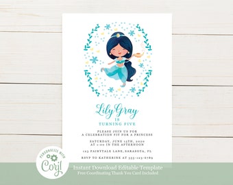 Pode incluir: Um convite de aniversário com uma princesa de desenho animado em azul-petróleo, segurando uma lâmpada dourada, rodeada por uma coroa de flores. O texto do convite diz "Lily Gray está fazendo cinco anos" com detalhes do evento. Inclui um logotipo "Personalize with Corjl".
