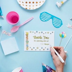 K&ouml;nnte beinhalten: Eine Dankeskarte mit einem Cartoon-Charakter-Design und dem Text "Thank You for celebrating with me! - Sawyer" auf blauem Hintergrund mit Partyzubeh&ouml;r.