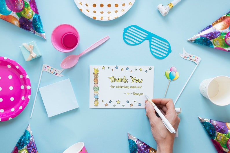 K&ouml;nnte beinhalten: Eine Dankeskarte mit einem Cartoon-Charakter-Design und dem Text "Thank You for celebrating with me! - Sawyer" auf blauem Hintergrund mit Partyzubeh&ouml;r.
