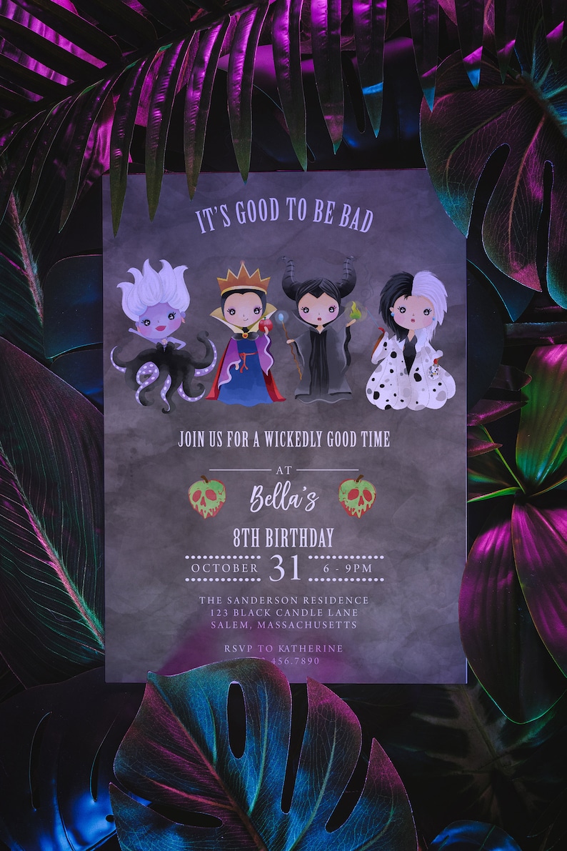Puede incluir: Una tarjeta de invitaci&oacute;n morada y negra con fondo gris oscuro. La tarjeta presenta una ilustraci&oacute;n de dibujos animados de cuatro villanos de Disney: &Uacute;rsula, la Reina Malvada, Mal&eacute;fica y Cruella de Vil. El texto de la tarjeta dice "It's good to be bad" y "Join us for a wickedly good time at Bella's 8th Birthday, October 31, 6-9pm, The Sanderson Residence, 123 Black Candle Lane, Salem, Massachusetts. RSVP to Katherine 456.7890."