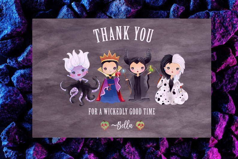 Puede incluir: Tarjeta de agradecimiento con fondo de pizarra que presenta a cuatro personajes villanos de Disney: &Uacute;rsula, la Reina Malvada, Mal&eacute;fica y Cruella de Vil. El texto dice: "Gracias por un momento terriblemente bueno ~Bella~"