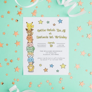 K&ouml;nnte beinhalten: Eine farbenfrohe Einladung mit einem Stapel Pok&eacute;mon-Charakteren, Sternen und einem Band. Die Einladung lautet "Gotta Catch Em All at Easton's 1st Birthday" mit Datum und Uhrzeit der Party.