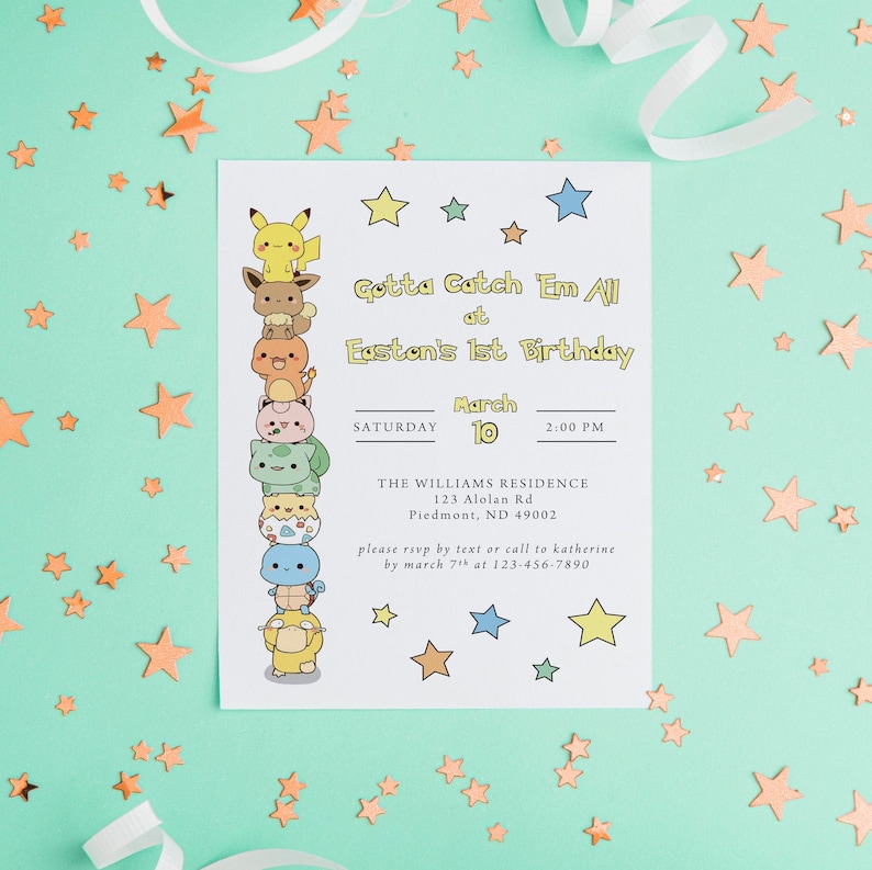 K&ouml;nnte beinhalten: Eine farbenfrohe Einladung mit einem Stapel Pok&eacute;mon-Charakteren, Sternen und einem Band. Die Einladung lautet "Gotta Catch Em All at Easton's 1st Birthday" mit Datum und Uhrzeit der Party.
