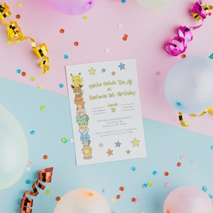 K&ouml;nnte beinhalten: Ein rosa und blauer Hintergrund mit buntem Konfetti und Luftballons. Eine wei&szlig;e Einladungskarte mit einem Cartoon-Bild von Pokemon-Charakteren und dem Text "Gotta Catch Em All at Eusten's 1st Birthday" mit Datum und Uhrzeit der Party.