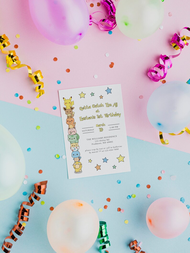 K&ouml;nnte beinhalten: Ein rosa und blauer Hintergrund mit buntem Konfetti und Luftballons. Eine wei&szlig;e Einladungskarte mit einem Cartoon-Bild von Pokemon-Charakteren und dem Text "Gotta Catch Em All at Eusten's 1st Birthday" mit Datum und Uhrzeit der Party.