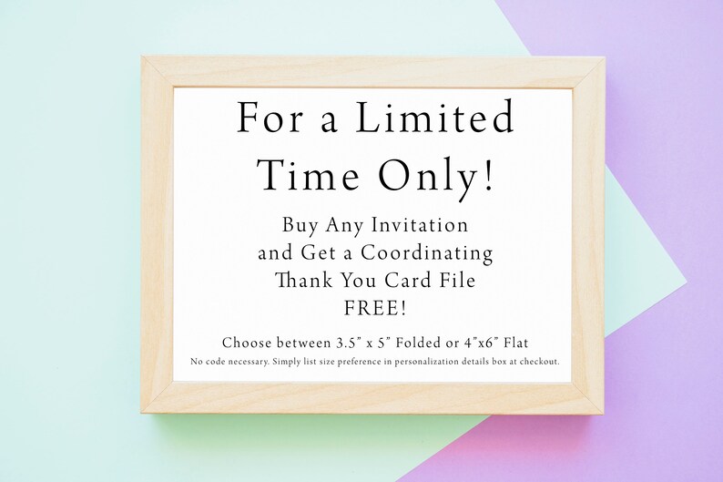 K&ouml;nnte beinhalten: Ein gerahmtes Schild mit dem Text "F&uuml;r kurze Zeit! Kaufen Sie jede Einladung und erhalten Sie eine passende Dankeskarte GRATIS! W&auml;hlen Sie zwischen 3,5" x 5" gefaltet oder 4"x6" flach. Kein Code erforderlich. Geben Sie einfach Ihre Gr&ouml;&szlig;enpr&auml;ferenz im Personalisierungsfeld beim Auschecken an."