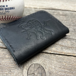 ¡Stock limitado! Cartera para guantes de béisbol Rawlings Heart of the Hide Horween. ¡Toda de cuero negro!