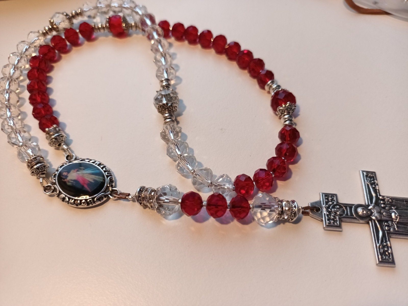 Chapelet De La Miséricorde Divine – Carte De Prière, Chapelet De La Miséricorde Divine Avec Centre De Table, Perles Rouges Et Blanches, Crucifix De