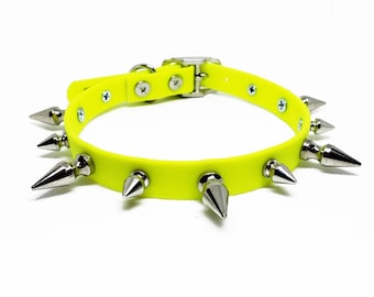 HOLLY spiked collar in neon yellow vegan leather