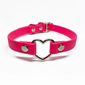 AORTA heart collar in magenta vegan leather