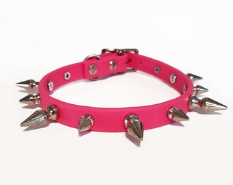 HOLLY spiked collar in magenta vegan leather