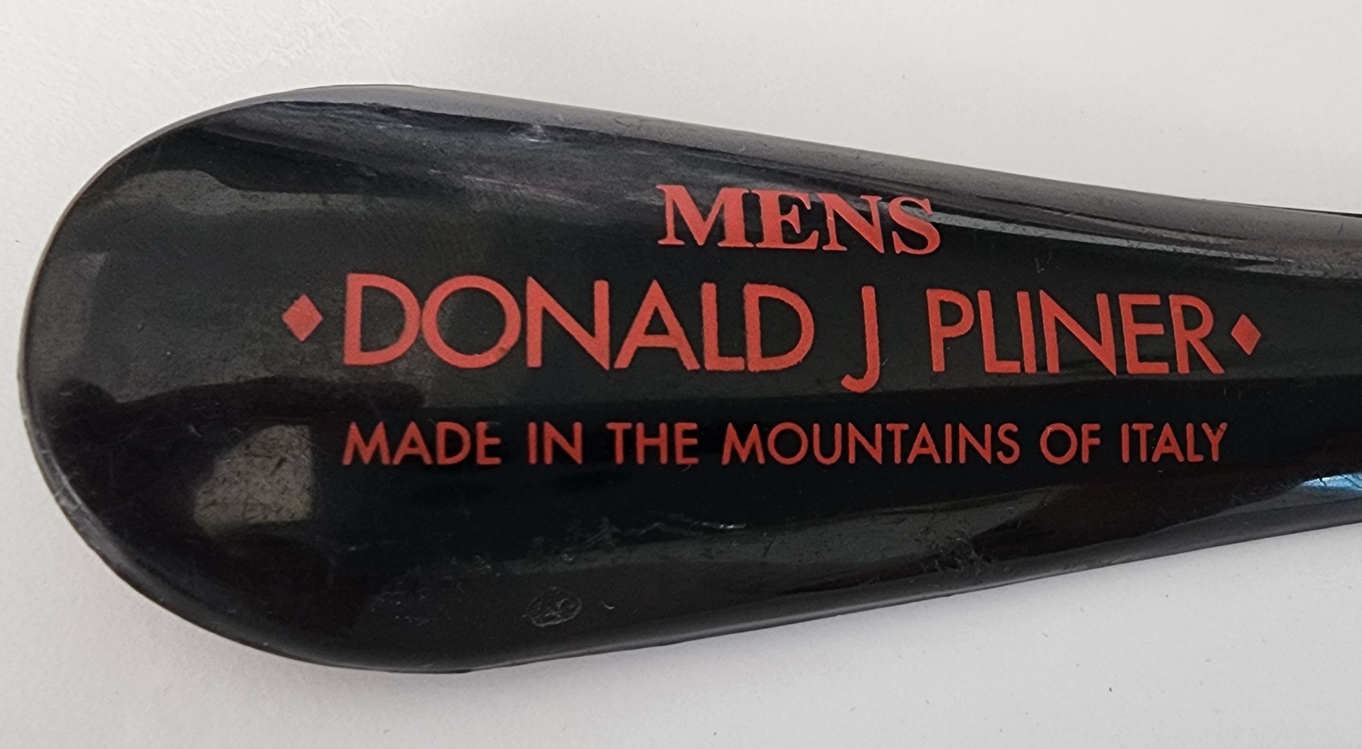 Chaussures Semelles intérieures et accessoires Chausse-pieds Vintage Men’s Donald J Pliner Shoe Horn en noir avec imprimé rouge Cornes de chaussures pour hommes Fabriqué dans les montagnes d’Italie 