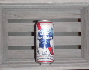 Vela en lata de cerveza Pabst Blue Ribbon, vela en lata de cerveza, vela para la cueva del hombre, Pabst, Pabst Blue Ribbon - BYOC Candle Company
