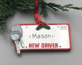 Può includere: Addobbo natalizio rosso e bianco a forma di targa con il testo "Mason" e "NEW DRIVER" e l'anno "2021". L'addobbo ha un ciondolo a forma di chiave argentato.