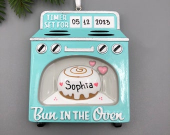 Personalisierte Erwartung Eltern Ornament, Erwartung Weihnachtsverzierung, Erwartung Familie Weihnachten, Schwangere Paar Ornament, Brötchen im Ofen