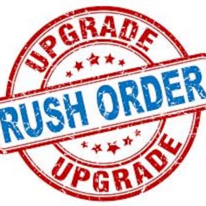 Könnte beinhalten: Roter und blauer, abgenutzter Gummistempel mit dem Text "Rush Order Upgrade" in Weiß.