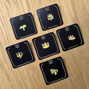 Pines esmaltados con el icono de estado del jugador de FFXIV