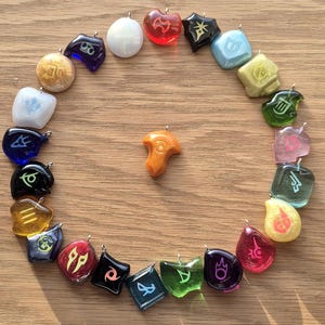Colgante con dije de cristal de alma de piedra de trabajo de resina FFXIV que brilla en la oscuridad, hecho a mano.