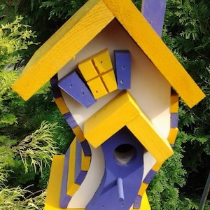 CROOKED BIRDHOUSE