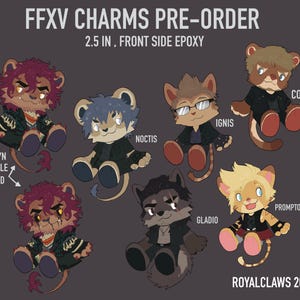 Könnte beinhalten: Set mit 10 Final Fantasy XV Charakter-Anhängern. Jeder Anhänger ist 6,35 cm groß und zeigt einen anderen Charakter aus dem Spiel. Die Anhänger sind aus Epoxidharz gefertigt und doppelseitig. Die Charaktere sind: Ardyn, Noctis, Ignis, Gladio, Prompto, Cor.