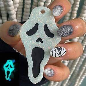 Glow Ghost Face Nailfie Prop | Keychain