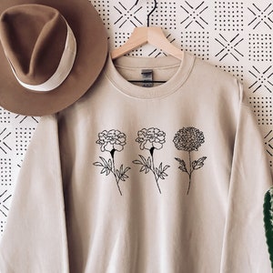 Kundenspezifisches Geburtsmonat-Blumen-Sweatshirt, Blumen-Hemd, Sentimental Geschenk für sie, personalisiertes Geburtsmonat-Blumen-Sweatshirt.