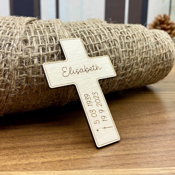 Trauer Deko mit Gravur - Personalisiertes Kreuz mit Namen und Datum im Set - Tischdeko für Beerdigung, Andenken Verstorbene, Trauerfeier