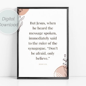 Könnte beinhalten: Ein gerahmter Wandkunstdruck mit dem Bibelvers Markus 5,36, der lautet: Jesus aber hörte das Wort, das gesagt wurde, und sprach zu dem Synagogenvorsteher: Fürchte dich nicht, glaube nur! Das Design enthält sanfte pfirsichfarbene Akzente.