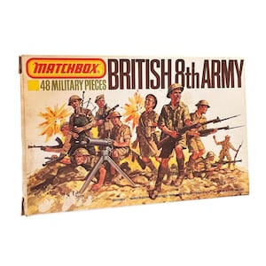 Puede incluir: Una caja de juguetes Matchbox vintage que representa al 8º Ejército Británico. La ilustración muestra soldados en acción con rifles y una ametralladora. La caja dice "48 piezas militares" y tiene el logotipo de Matchbox.