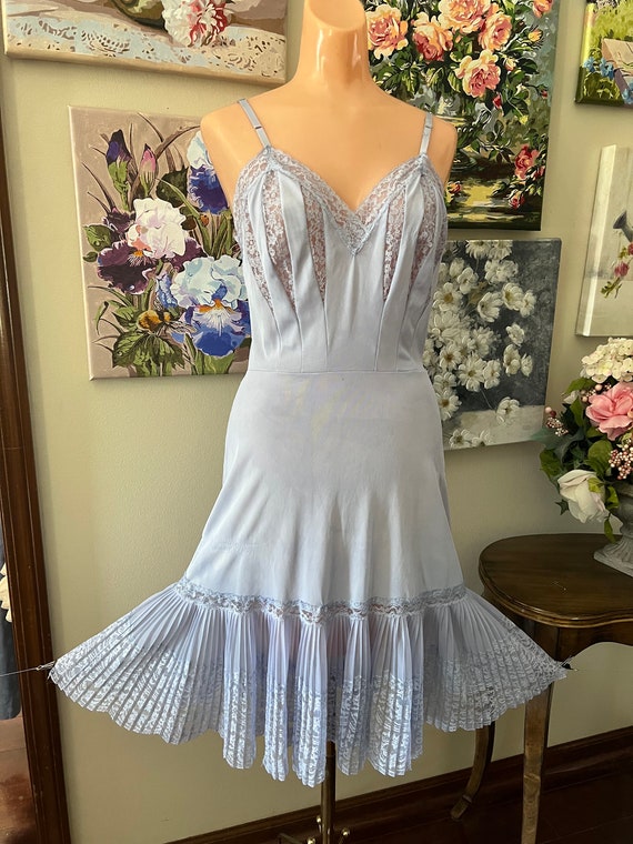 Vintage 1950s Lavender crystal pleat nylon slip fa