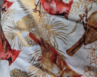 Tela de algodón navideña con estampado de cardenales, ideal para proyectos de patchwork y para cortar a medida.