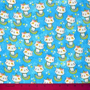 Puede incluir: Un patrón repetido de híbridos de gato-unicornio blancos con colas de arcoíris, coronas de flores y collares de perlas sobre un fondo azul brillante. El fondo tiene una textura moteada con estrellas amarillas y blancas.