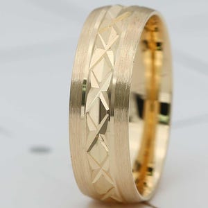 Diamond-Cut Gold Wedding Band: Modern Ring for Men & Women