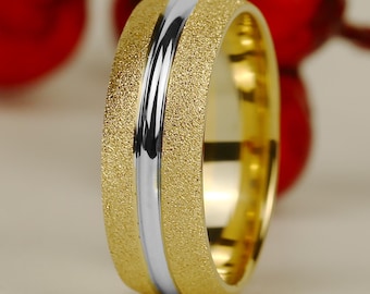 Fede nuziale in oro bicolore da 8 mm. Fede splendidamente realizzata, dal design meticoloso.