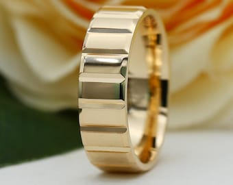 Fede nuziale in oro massiccio: vestibilità comoda, design moderno.