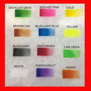Peut inclure: Un tableau avec 12 &eacute;chantillons de couleurs, chacun avec un nom &eacute;crit au-dessus. Les couleurs sont : vert, rouge, or, marron, bleu, jaune, noir, marron, vert lime, blanc, violet et orange.